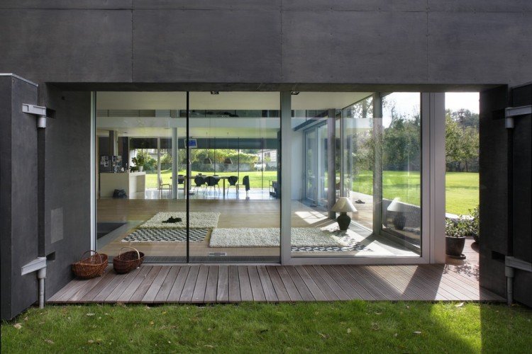 Mivel a legtöbb ház valójában üveg nélkül acél burkolat.