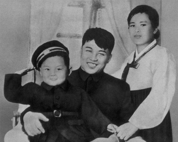 14-Kim-Jong-Il-with-his-mother-and-father
