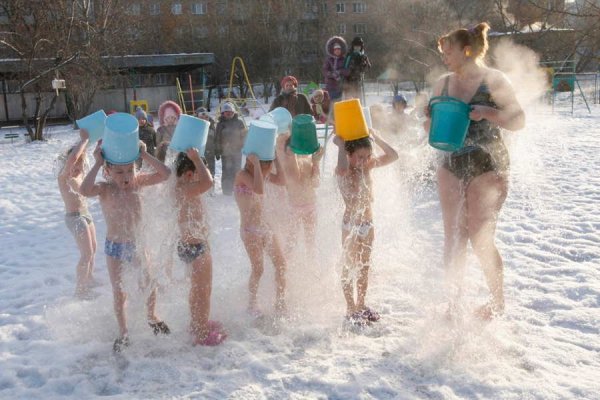 Children pour cold water on themselves during regular exercises in Krasnoyarsk