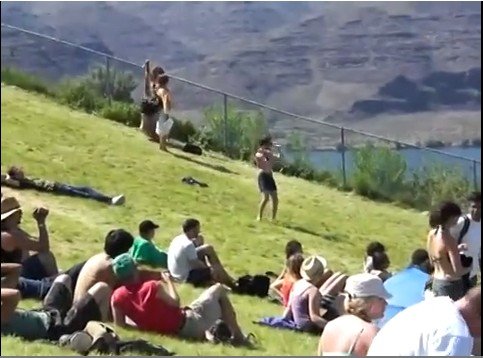 Sasquatch music festival 2009 - Guy starts dance party - YouTube