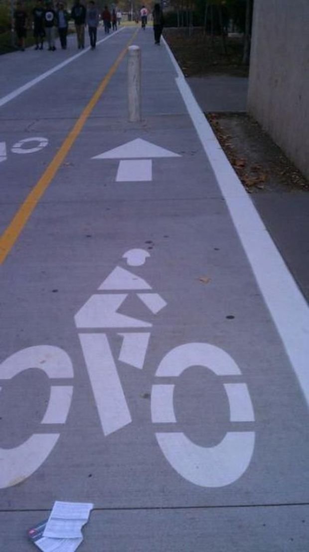 a tervezőt kiskorába elütötte egy biciklis