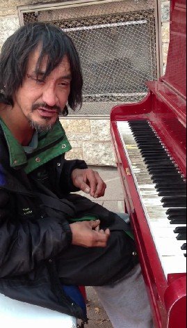 Man on the street plays beautifully - YouTube