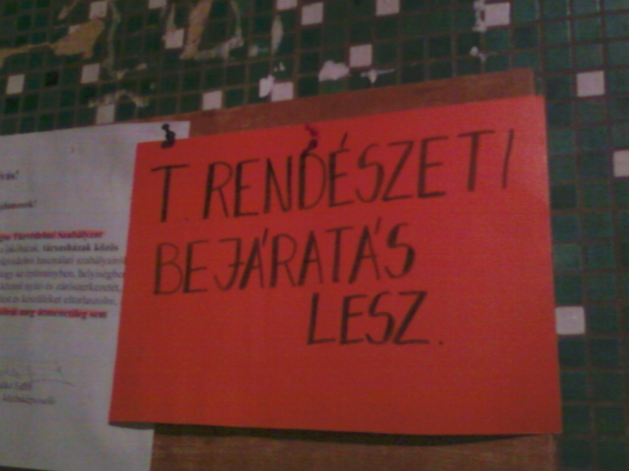 békásmegyeri házmester azt szerette volna közölni népével, hogy a tűzoltóság ellenőrzést tart valamikor a lépcsőházbanSzeretett volna az ügynek megfelelően súlyosan fogalmazni és úgy tűnik sikerrel járt