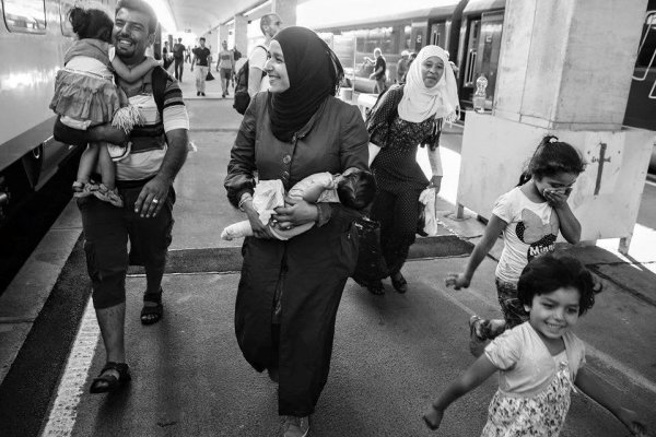 menekültek érkeznek meg Bécsbe