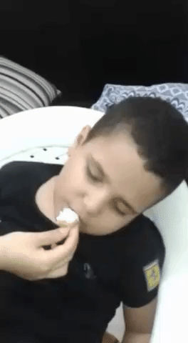 alvás közben eteti